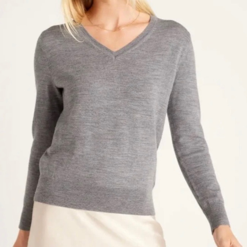 Banana Republic 100% Merino Wool Seamless V Neck Sweater Grey